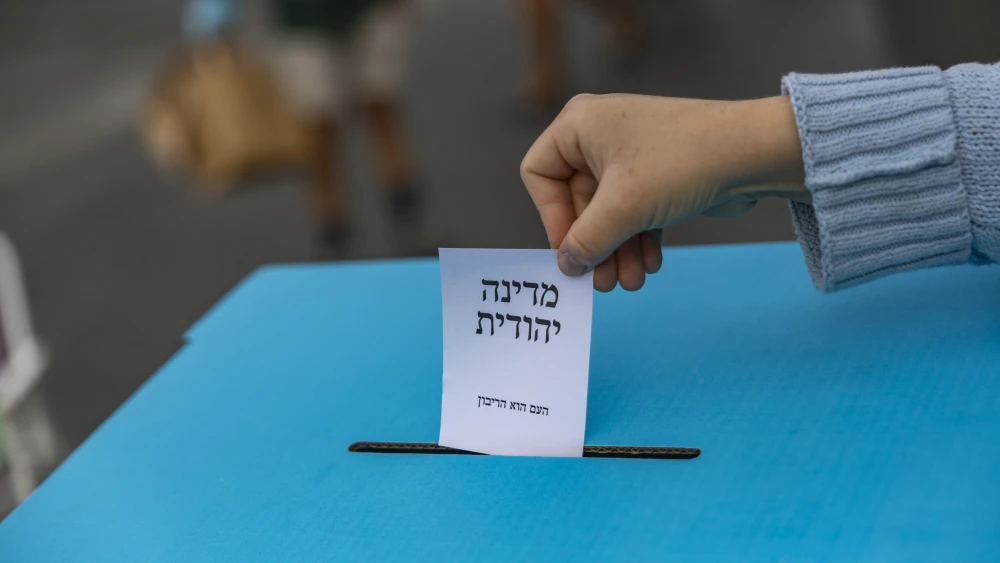 People participate in a street poll ahead of Israel’s upcoming general elections at the Machane Yehuda open-air market in Jerusalem, Oct. 20, 2026. Photo by Chaim Goldberg/Flash90.