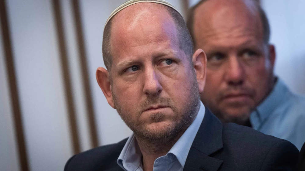 Kedumim Mayor Oziel Vatik during a joint press conference with Finance Minister Bezalel Smotrich at the Finance Ministry in Jerusalem, Sept. 3, 2025. Photo by Yonatan Sindel/Flash90.