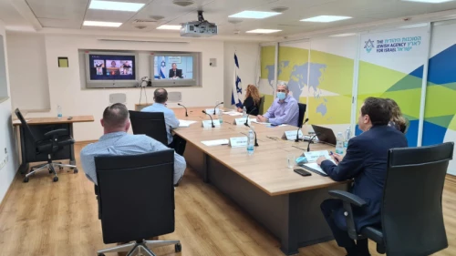 Jewish Agency for Israel Chairman Isaac Herzog (right screen) addresses Diaspora leaders (left screen) and staff on July 8, 2020. Credit: Jewish Agency for Israel.