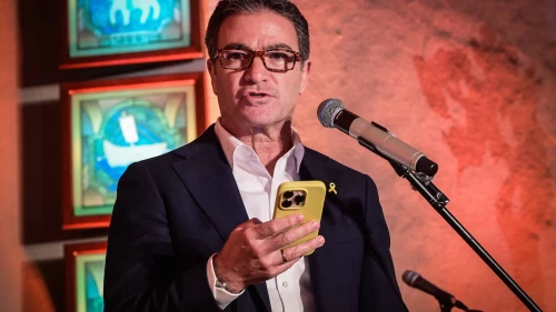 Former Mossad chief Yossi Cohen attends a Menorah-lighting ceremony on the sixth night of Chanukah, at the great synagogue in Tel Aviv, Dec. 30, 2024. Photo by Avshalom Sassoni/Flash90.
