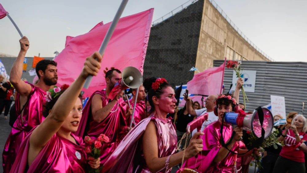 Israelis protest against Israeli Prime Minister Benjamin Netanyahu near the Knesset in Jerusalem, June 12, 2021. Photo by Olivier Fitoussi/Flash90.