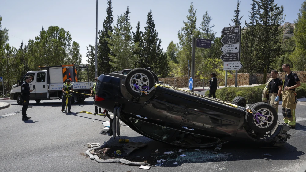 Emergency personnel at the scene of a road accident in which a vehicle overturned near the Jerusalem Biblical Zoo in Jerusalem, Sept. 4, 2026. Photo by Rachel Alroey/Flash90.