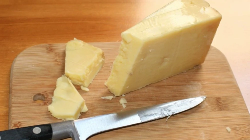 Cheddar cheese. Credit: J.P.Lon via Wikimedia Commons.
