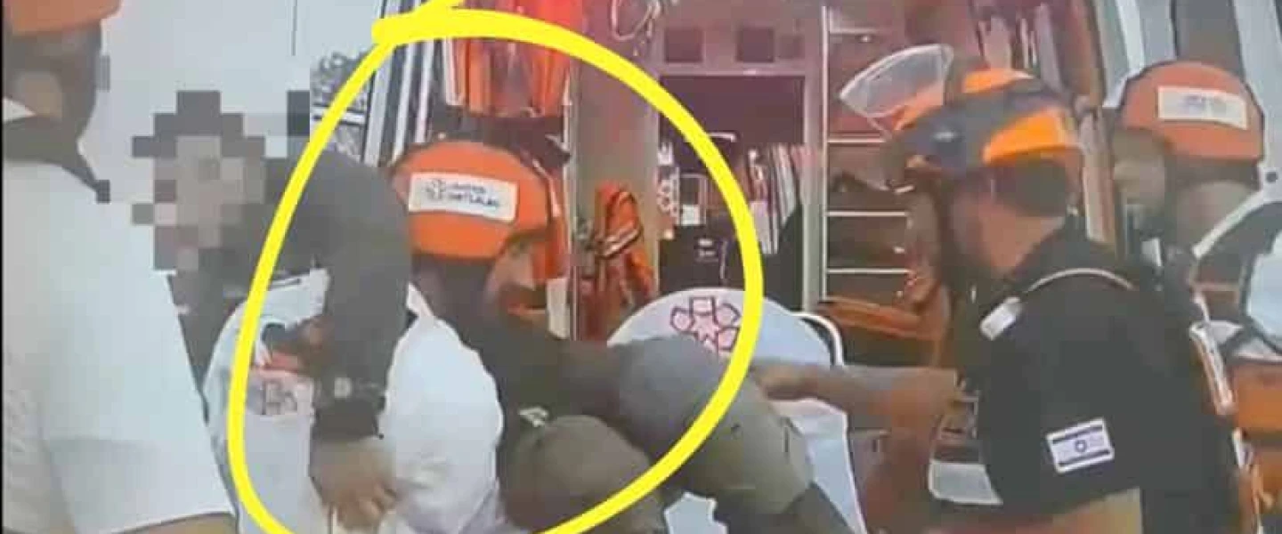 Eli Rott rescues an IDF soldier in southern Israel on Oct. 7, 2023. Photo: United Hatzalah.