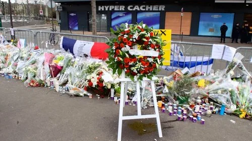 A wreath of flowers stands outside the Hyper Cacher kosher market in Paris on Jan. 16, 2015, a week after the Islamist terror attack there that killed four Jewish shoppers. Credit: U.S. Department of State.