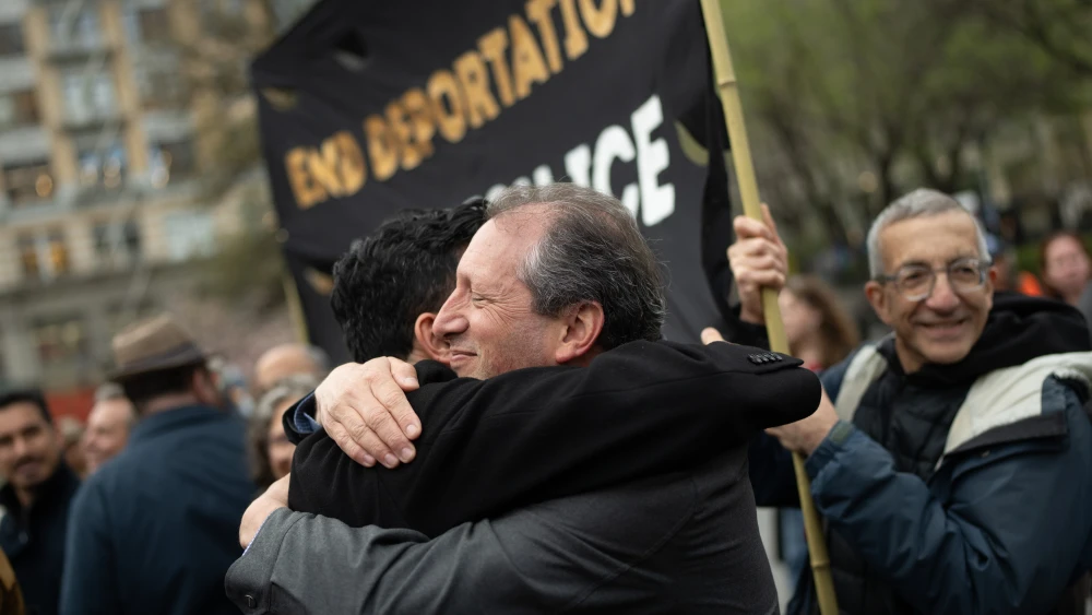 Attack on Lander shows extremists ‘don’t distinguish between Jews,’ Israeli envoy says