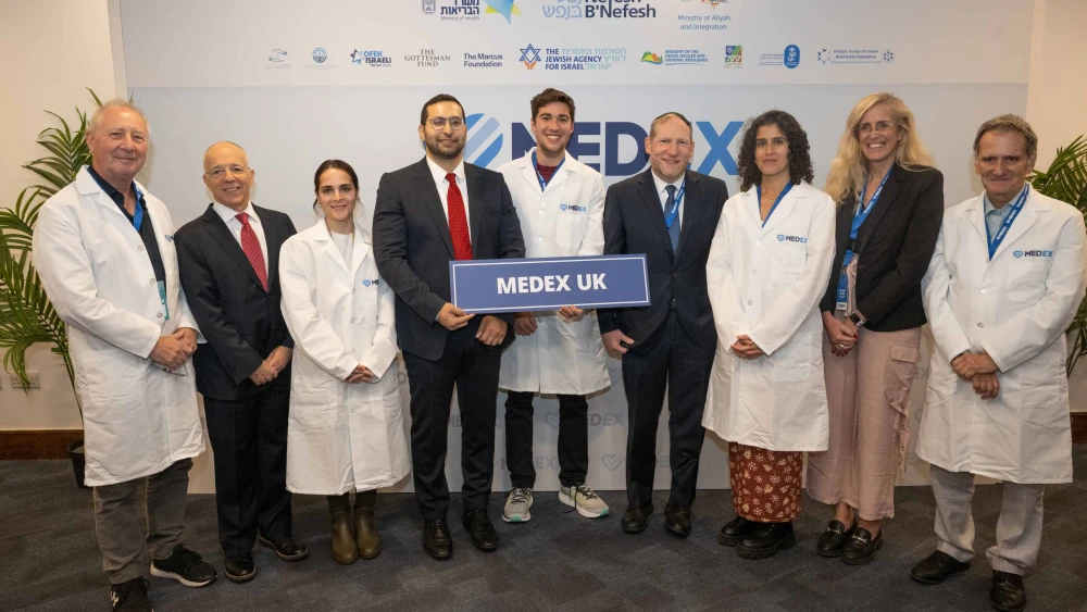 (From left) Head of physicians directorate at Ministry of Aliyah and Integration, Dr. Efrat Aflalo; co-founders of Nefesh B’Nefesh, Tony Gelbart and Rabbi Yehoshua Fass; Israeli Minister of Negev, Galilee and National Resilience Yitzhak Wasserlauf; and British doctors at MedEx London. Photo by Shahar Azran.
