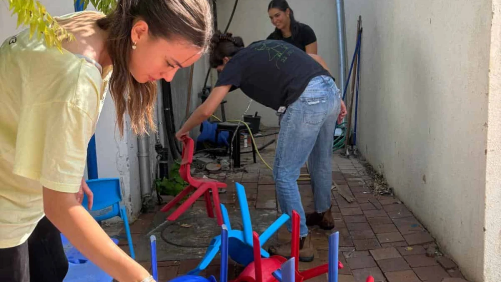Volunteers at Kibbutz Nir Am, Aug. 20, 2024. Photo by Debbie Dash.