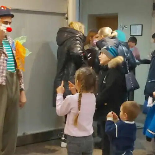 Israeli military clown Nimrod Eisenberg cheers up Ukrainian refugees in Latvia. Credit: Courtesy.