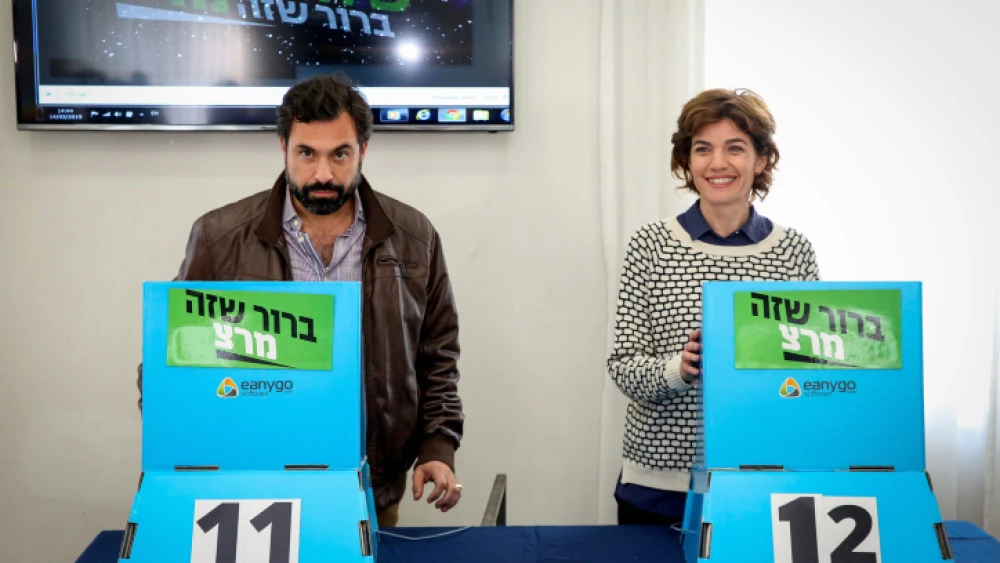 Then-Meretz Chairwoman Tamar Zandberg (right) and her partner, Uri Zaki, at a Meretz Party primary polling station in Jerusalem, Feb. 14, 2019. Photo by Flash90.