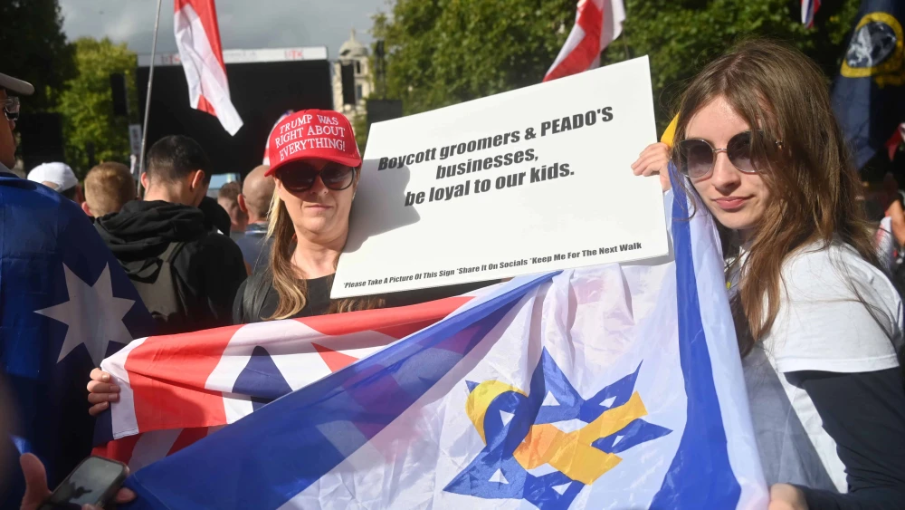 A mother and her daughter hold up the Israeli and British flags at a wing march in London, U.K., on Sept. 13, 2025. Photo by Canaan Lidor.