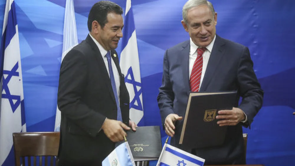 Israeli Prime Minister Benjamin Netanyahu (right) meets with Guatemalan President Jimmy Morales in Jerusalem, Nov. 29, 2016, on the 69th anniversary of Guatemala’s key role in the diplomatic events that laid the foundation for the state of Israel’s creation. Credit: Marc Israel Sellem/POOL/Flash90.