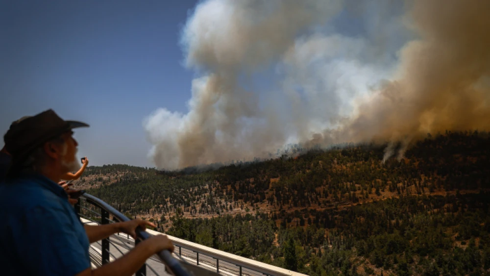 A large fire that broke out near Moshav Neve Ilan, west of Jerusalem, June 9, 2021. Photo by Yonatan Sindel/Flash90.