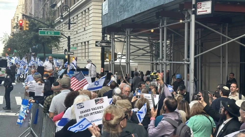 A rally in favor of unity (foreground), and across the street, a rally against the Israeli government's judicial reform in Manhattan on Sept. 21, 2023. Photo by Elishama Marmon.