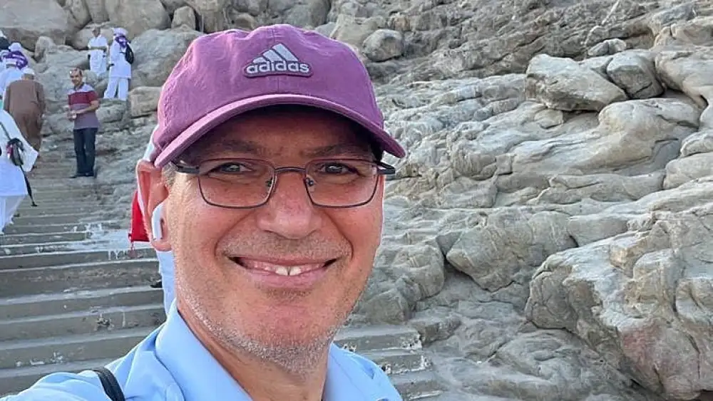 Channel 13 news editor Gil Tamary takes a selfie in Mecca, Saudi Arabia, July 2022. Credit: Channel 13 news.