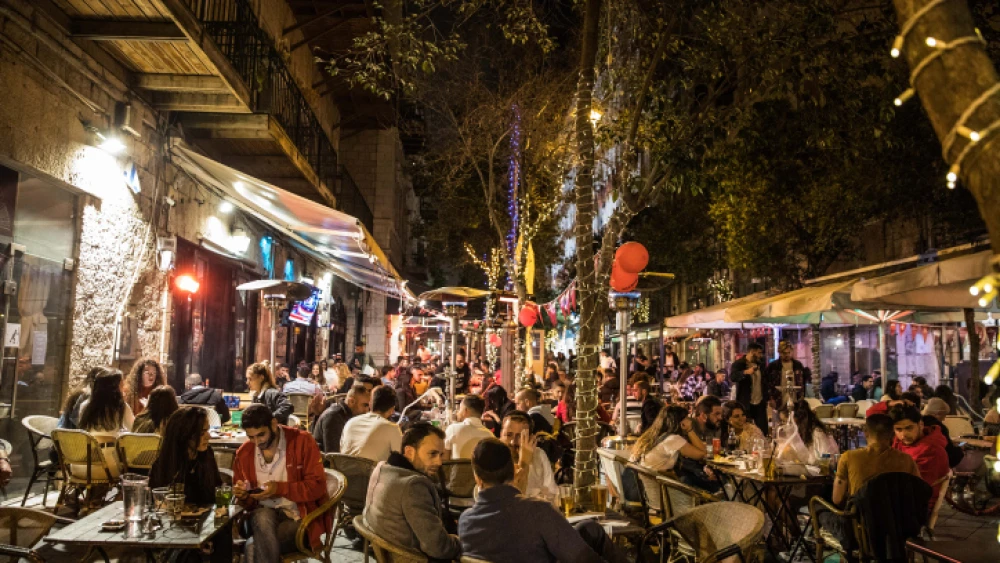 Bar and restaurant patrons in Jerusalem after the first coronavirus lockdown was lifted, May 27, 2020. Photo by Olivier Fitoussi/Flash90.