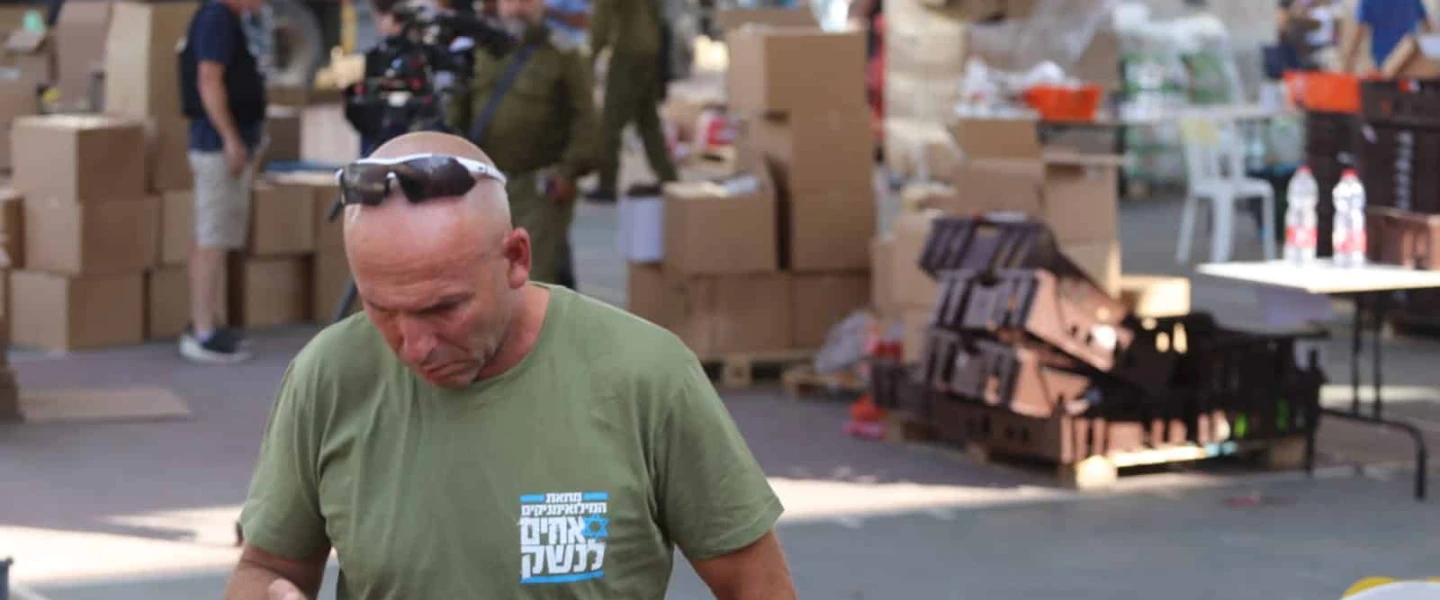 Volunteers in Sderot prepare food packages for residents evacuating the city, Oct. 15, 2023. Photo by Eitan Elhadez-Barak/TPS.