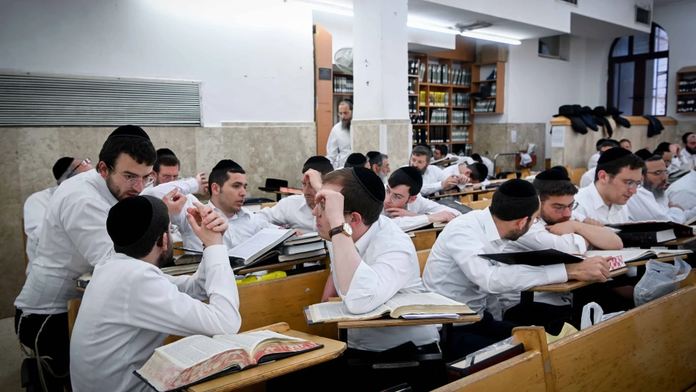 Ultra orthodox men study at the Mir Yeshiva in the ultra orthodox neighborhood of Mea Shearim, Jerusalem, May 30, 2024. Photo by Arie Leib Abrams/Flash90.