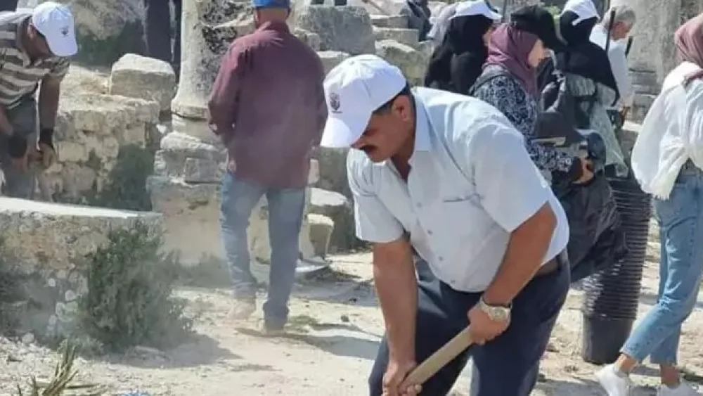 Palestinians take part in the deliberate destruction of the remains of the capital of the Kingdom of Israel. Source: Facebook/Sebastia Municipality.