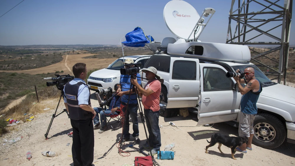 Media representative broadcast from the Israel-Gaza border on the second day of “Operation Protective Edge,” July 9, 2014. Credit: Yonatan Sindel/Flash90.