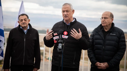 Blue and White Party leaders Benny Gantz (center) and Knesset member Moshe Ya’alon (right) during a visit to the Vered Yeriho observation point in the Judean Desert on Jan. 21, 2020. Photo by Hadas Parush/Flash90.