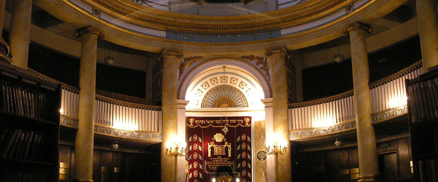 The interior of the Stadttempel, the main synagogue in Vienna, Austria, August 2006. Credit: Gryffindor via Wikimedia Commons.