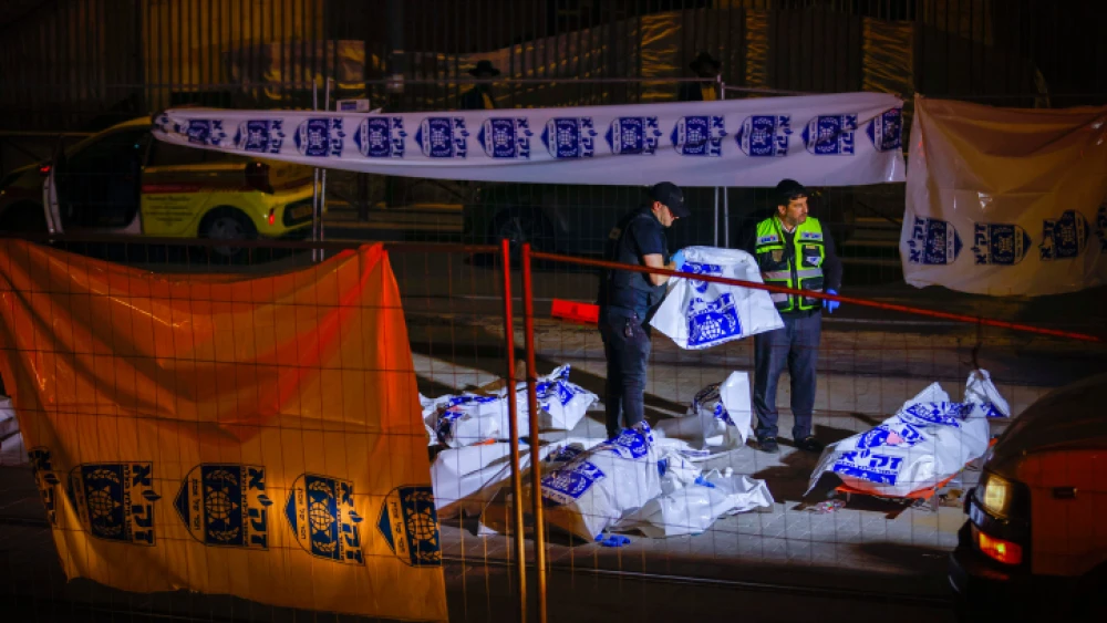 Israeli security and rescue forces at the scene of a terrorist shooting in Neve Yaakov, Jerusalem, Jan. 27, 2023. Photo by Olivier Fitoussi/Flash90.