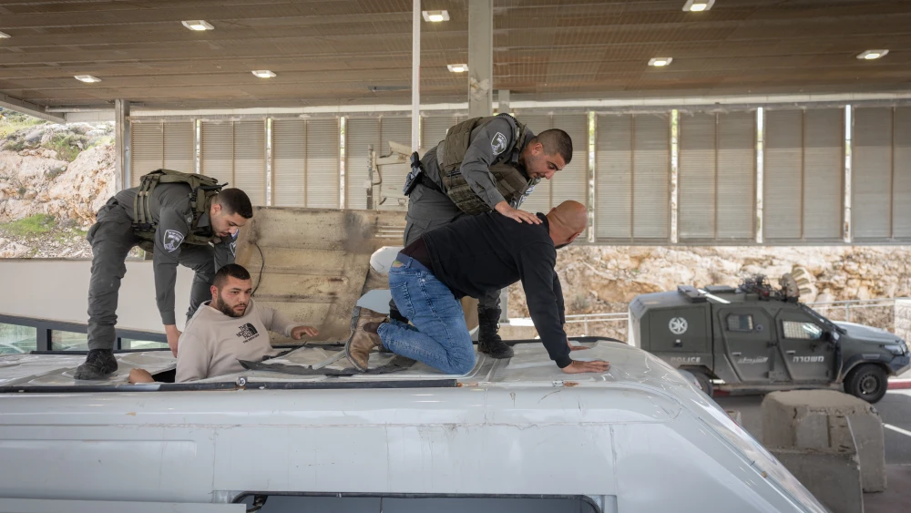 Israeli Border Police officers detain Palestinians who attempted to enter Israel illegally after hiding in a van, at a checkpoint north of Jerusalem, March 30, 2026. Photo by Chaim Goldberg/Flash90.