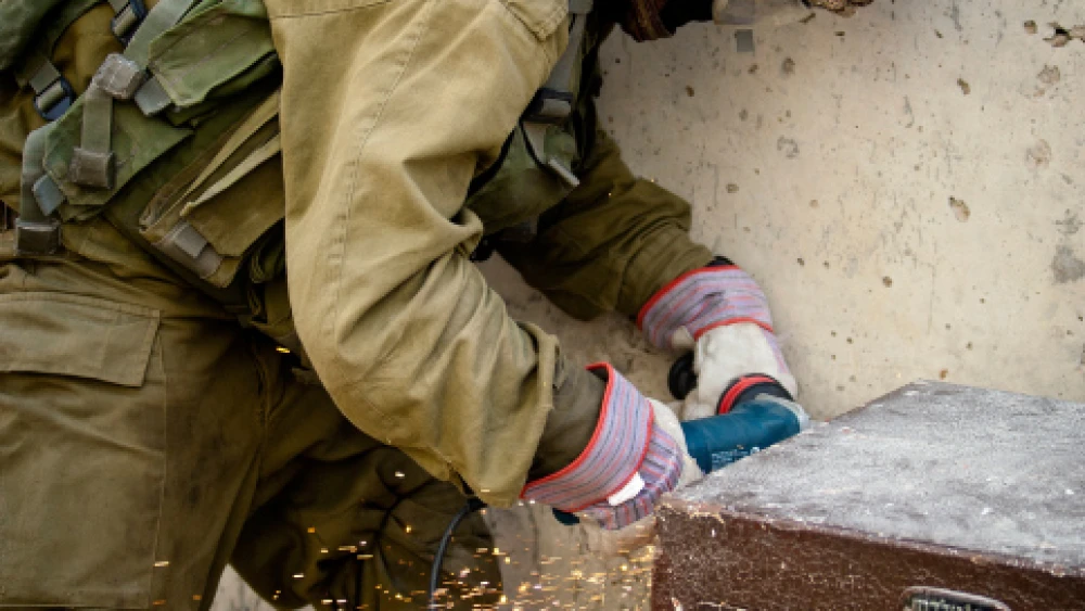 A member of IDF Unit 8200's operations arm trains in the field. Sep. 11, 2012. Photo by Moshe Shai/Flash90.
