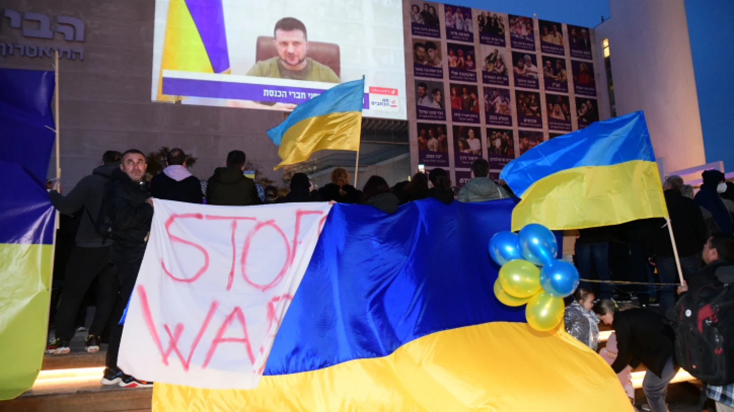 Thousands gather at Tel Aviv's Habima Square to watch Ukrainian President Volodymyr Zelenskyy deliver a Zoom address to the Knesset, March 20, 2022. Photo by Avshalom Sassoni/Flash90.
