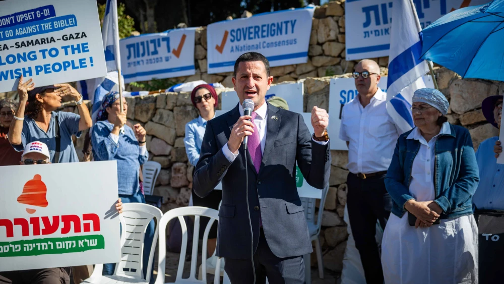 MK Ohad Tal attends a demonstration calling for Israeli sovereignty over Judea and Samaria and opposing a Palestinian state, outside the weekly Cabinet meeting at the Prime Minister’s Office in Jerusalem, November 23, 2025. Photo by Yonatan Sindel/Flash90 *** Local Caption *** אוהד טל הפגנה נגד מדינה פלסטינאית ריבונות יהודה שומרון
