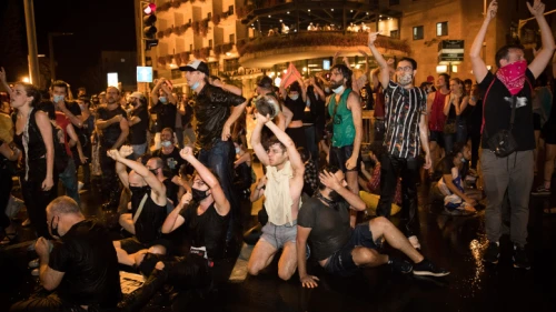 Israeli police officers scuffle with demonstrators during a protest against Israeli Prime Minister Benjamin Netanyahu outside his official residence in Jerusalem on July 14, 2020. Photo by Yonatan Sindel/Flash90.