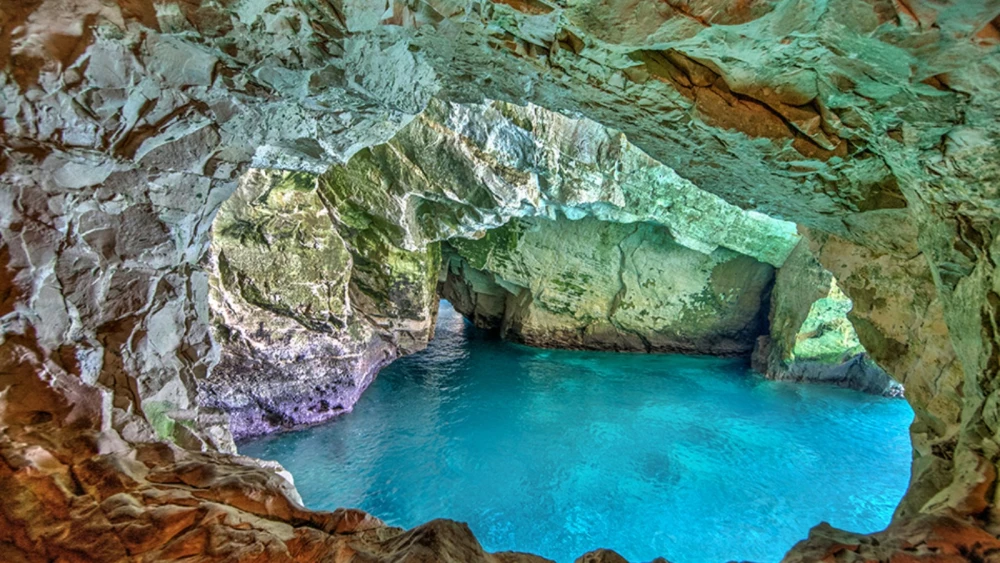 The grottos of Rosh Hanikra. Photo by Noam Chen.