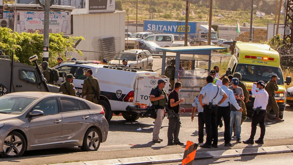 Israeli security forces near the scene of an attempted stabbing at the Gush Etzion Junction south of Bethlehem on May 2, 2021. Photo by Gershon Elinson/Flash90.