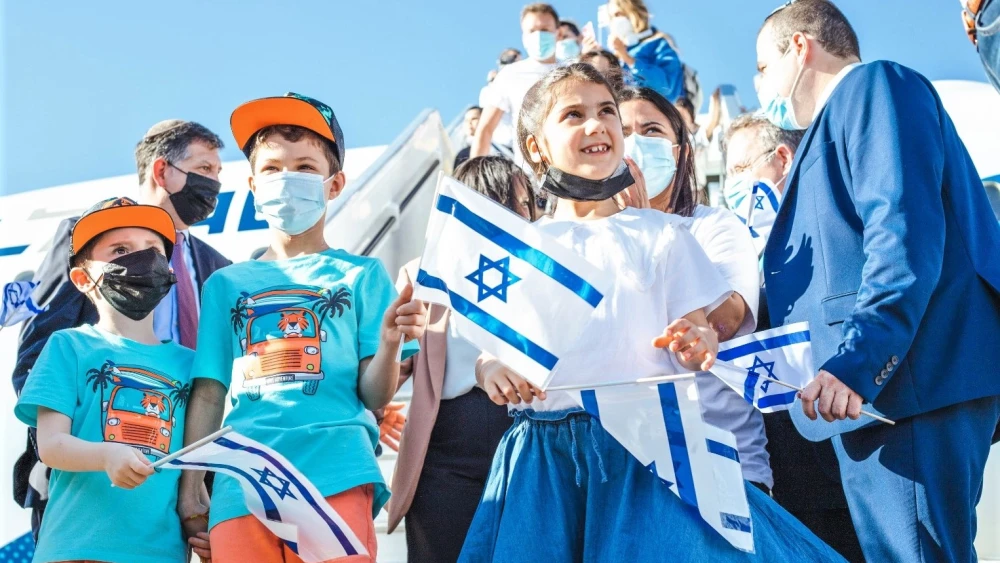 Children from France arrive in Israel as part of a group aliyah flight, July 21, 2021. Photo by Noga Malsa.