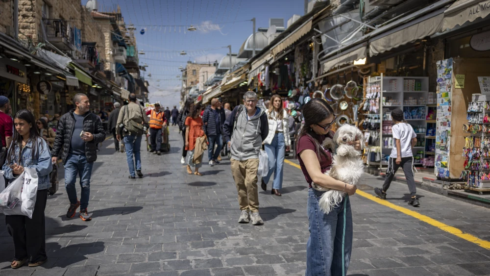 People at the Mahane Yehuda Market in Jerusalem, April 13, 2026. Photo by Yonatan Sindel/Flash90.