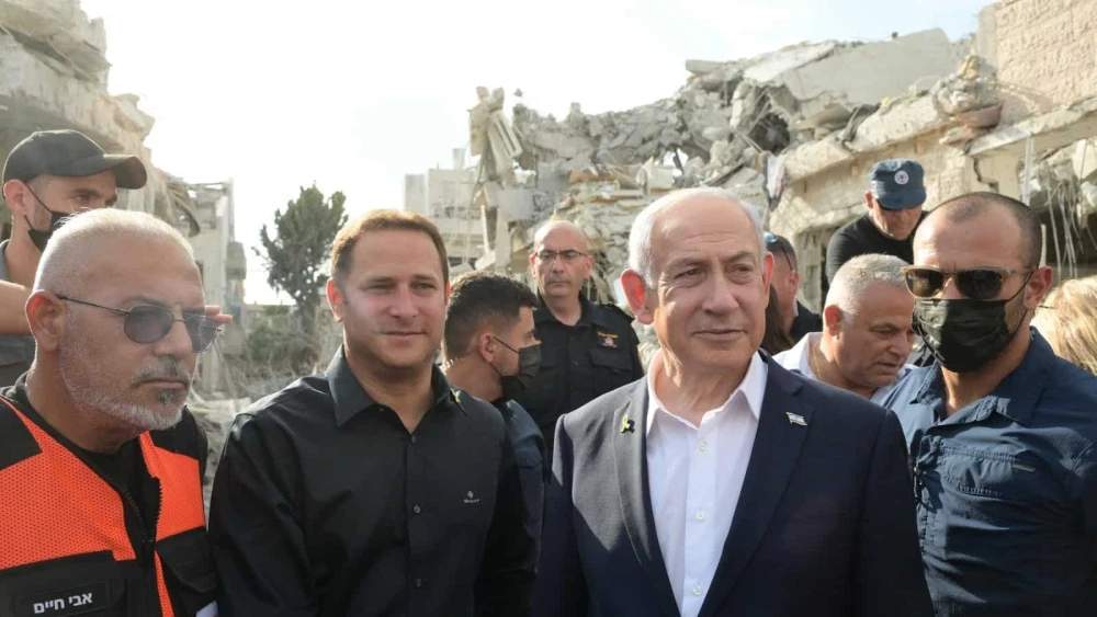 Israeli Prime Minister Benjamin Netanyahu visits the site of an Iranian missile strike in Rishon Letzion, June 23, 2025. Photo by Amos Ben-Gershom/GPO.