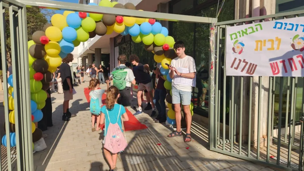 Israeli students return to classrooms as schools expand AI studies, ban phones