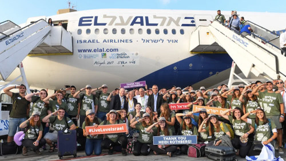 Future IDF soldiers are pictured upon their arrival in Israel Aug. 15 on a flight chartered by the Nefesh B’Nefesh aliyah agency. Credit: Shahar Azran.