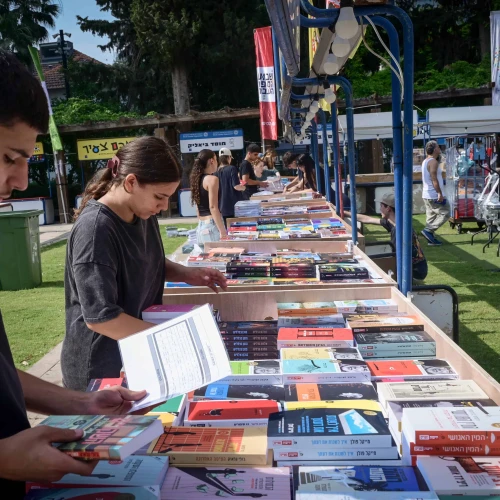 Preparing for the annual Hebrew Book Week at Sarona in Tel Aviv. June 9, 2025. Photo by Avshalom Sassoni/Flash90.