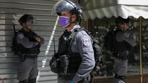 Israeli police officers seen in the ultra-Orthodox Jerusalem neighborhood of Me'a Shearim as they close shops and disperse public gatherings following the government decisions in an effort to contain the coronavirus pandemic, on March 29, 2020. Photo by Olivier Fitoussi/Flash90.