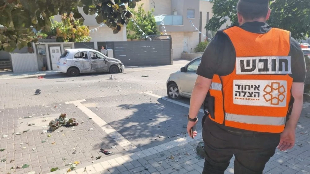 A medic at the scene of a Palestinian rocket strike in Sderot, May 2, 2023. Credit: United Hatzalah.