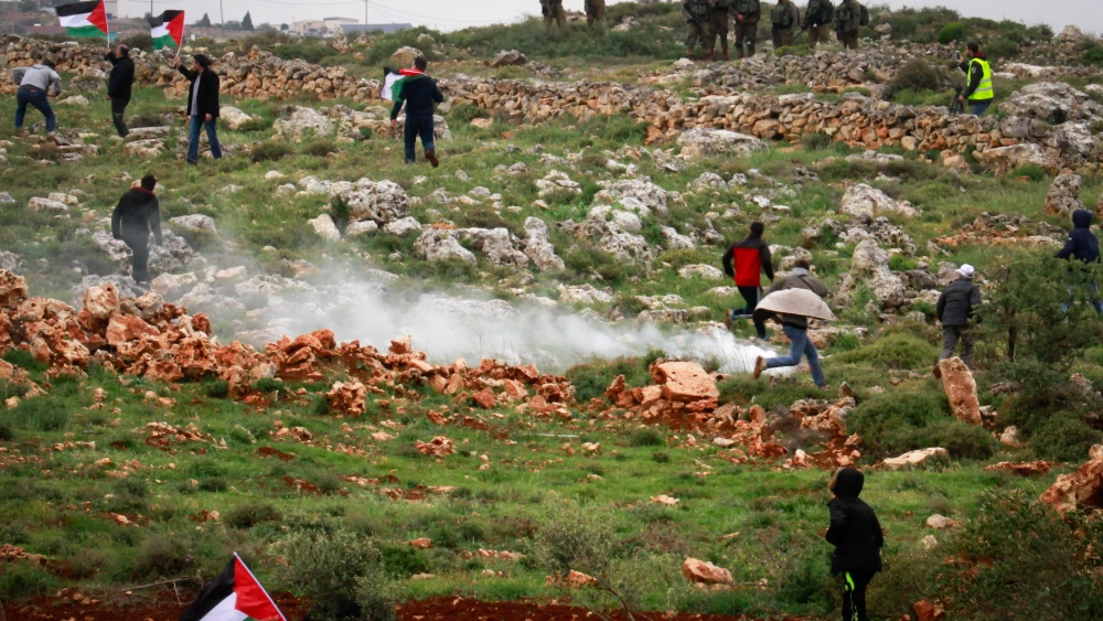 Palestinian protesters clash with Israeli troops during a protest marking “Land Day” in the West Bank city village of Qusra near Nablus on March 30, 2018. Photo by Nasser Ishtayeh/Flash90.