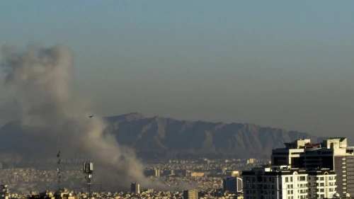 Columnas de humo se elevan desde las explosiones reportadas en Teherán, el 3 de marzo de 2026. Foto de Negar/Middle East Images/AFP vía Getty Images.