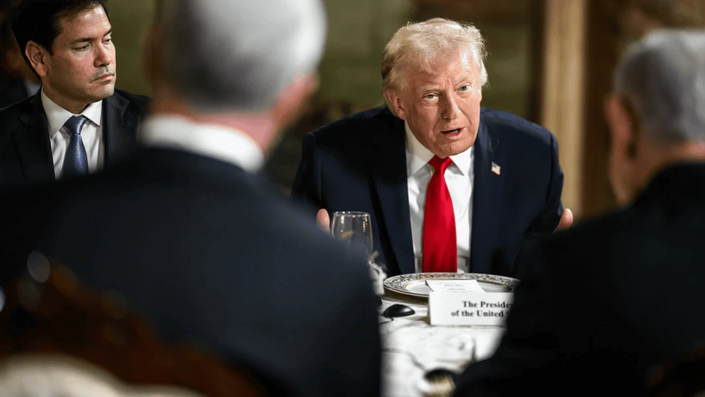 El presidente de Estados Unidos, Donald Trump, participa en una conferencia de prensa bilateral con el primer ministro israelí, Benjamin Netanyahu, en Mar-a-Lago, Palm Beach, Florida, el 29 de diciembre de 2025. Crédito: Daniel Torok/Casa Blanca.