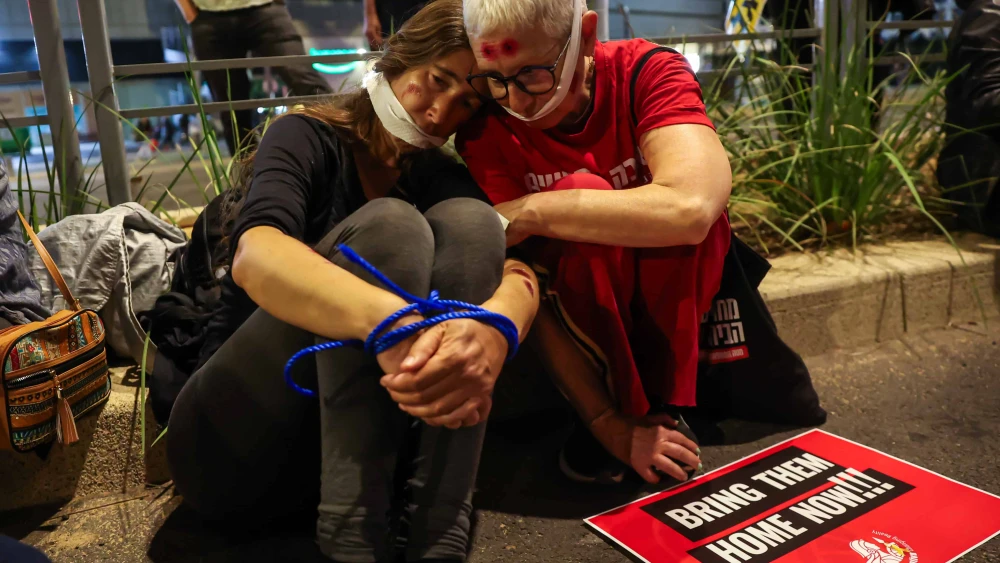 Demonstrators protest calling for the release of Israeli hostages held in the Gaza Strip and against the current Israeli government outside Hakirya Base in Tel Aviv, March 30, 2024. Photo by Itai Ron/Flash90 *** Local Caption *** מלחמה חטופים משפחות תל אביב חרבות ברזל מלחמה נשים קריה הקריה הפגנה