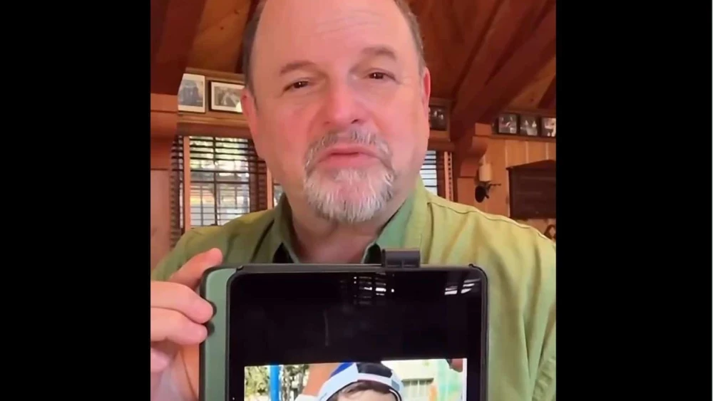 Actor Jason Alexander holds a picture of 9-year-old Ohad Munder-Zichri, Nov. 18, 2023. Source: X.