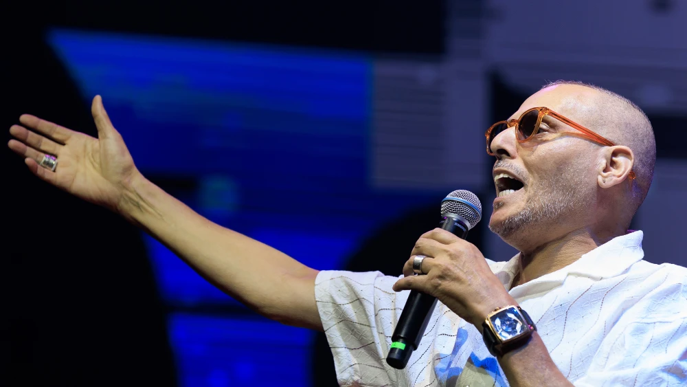 Israeli singer Yishai Levi performing in Israel on Nov. 8, 2024. Photo by Moshe Shai/FLASH90.