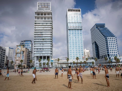 People enjoying the beach in Tel Aviv, June 23, 2025. Photo by Yonatan Sindel/Flash90.