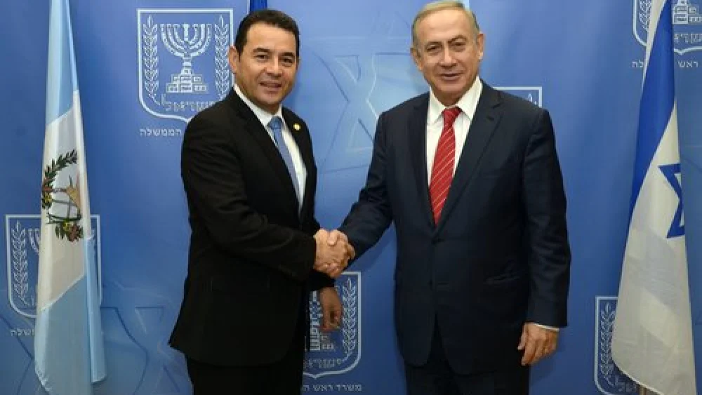 Guatamalan President Jimmy Morales with Israeli Prime Minister Benjamin Netanyahu, Nov. 29, 2016. Credit: Haim Zach/GPO.